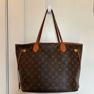 Louis Vuitton MM neverful tote. Monogram with beige interior.